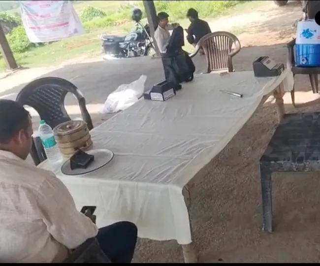 खुला मिला नवीगंज क्रय केंद्र, लेकिन ग्राहक नहीं मिले। जागरण